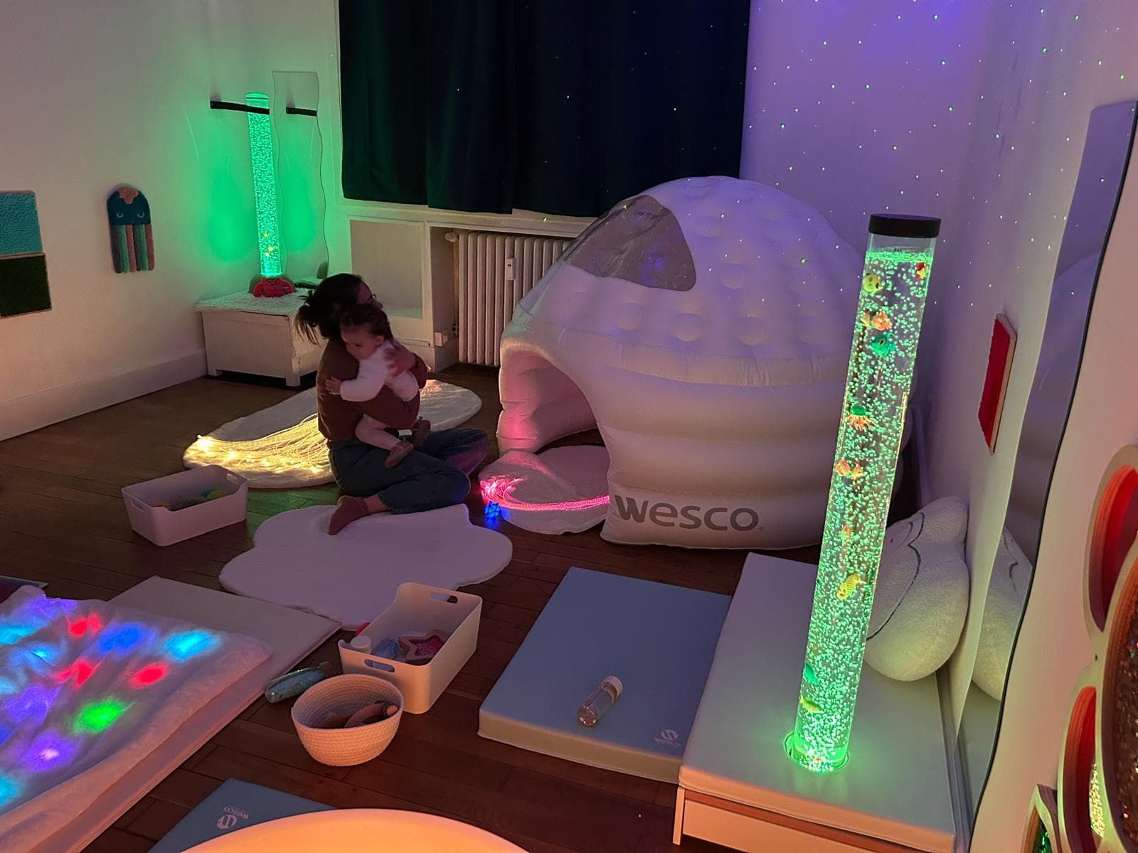 Espace de relaxation avec igloo et ambiance verte apaisante